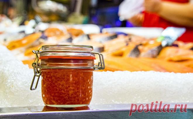 В российских магазинах начали снижаться цены на красную икру. В ноябре 2023 года цены на красную икру в российской рознице снизились на 4% на фоне хорошего улова лососей и роста объемов производства. Впрочем, к Новому году цена снова может вырасти, не исключают эксперты