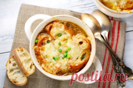 Что можно приготовить со вчерашним шампанским.
Считается, что луковый суп помогает справится с похмельем.