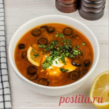 ​Солянка сборная мясная Мясная солянка –&mdash;это традиционный русский суп, который готовится на основе мясных изделий с добавлением томатной пасты, лука и маринованных огурчиков. Блюдо имеет приятную кислинку и пряный вкус. В солянку традиционно кладут ассорти мясных продуктов: говядину, курицу свинину,...