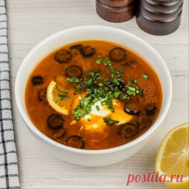 ​Солянка сборная мясная Мясная солянка –—это традиционный русский суп, который готовится на основе мясных изделий с добавлением томатной пасты, лука и маринованных огурчиков. Блюдо имеет приятную кислинку и пряный вкус. В солянку традиционно кладут ассорти мясных продуктов: говядину, курицу свинину,...