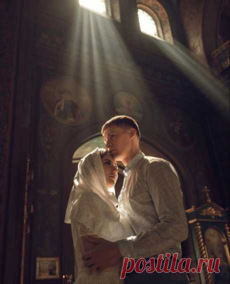 С чего надо начинать молодым людям строить серьезные отношения?
Со знакомства с родителями. Обязательно, любой ценой с родителями надо наладить хорошие отношения. Потому что от родителей и от отношения к ним детей зависит очень многое. Это такая сила, которая будет иметь огромное значение в дальнейшей совместной жизни.

Одно из поучений Церкви вспоминается в молитве Таинства Венчания, в которой говорится о том, что молитва родителей утверждает основание дома. От основания ...