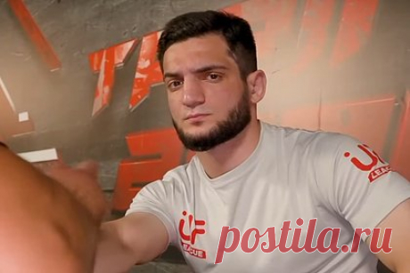 Появились подробности состояния упавшего c десятого этажа бойца MMA. Представители бойца смешанного стиля (ММА) Магомеда Зайналова по прозвищу Веном рассказали, что он находится в сознании. По информации источника ТАСС, 24-летний спортсмен до сих пор не может разговаривать. В команде уточнили, что в момент происшествия Зайналов был трезв.