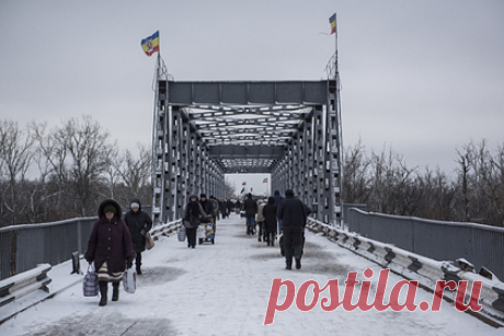 В ЛНР сообщили о массовой эвакуации населения в Россию. Глава самопровозглашенной Луганской народной республики (ЛНР) Леонид Пасечник призвал жителей эвакуироваться на территорию России. По его словам, противник намерен не только устраивать провокации на линии соприкосновения, но и организовать прорыв в глубь территории ЛНР, поэтому мирному населению лучше уехать.