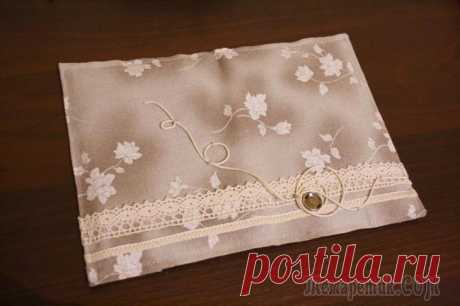 Как сделать мягкую обложку для паспорта Как сделать мягкую обложку для паспортаМягкая тканевая обложка - хорошее обрамление для многих скрап-проектов. Думаю, вы согласитесь, что она придает альбомам, блокнотам, ежедневникам и прочим скрап-в...