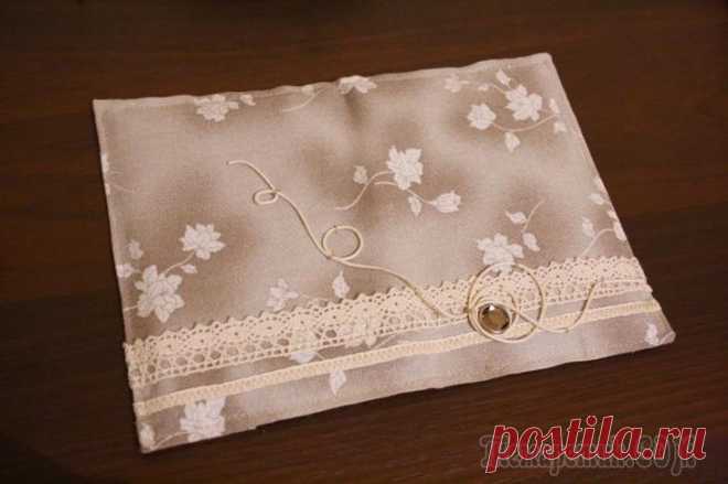 Как сделать мягкую обложку для паспорта Как сделать мягкую обложку для паспортаМягкая тканевая обложка - хорошее обрамление для многих скрап-проектов. Думаю, вы согласитесь, что она придает альбомам, блокнотам, ежедневникам и прочим скрап-в...