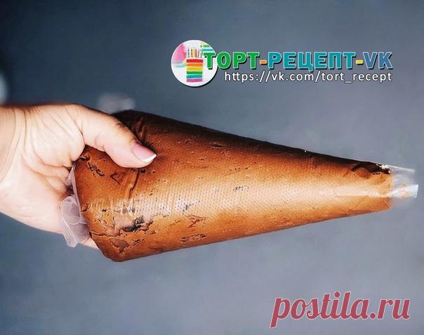 КРЕМ ДЛЯ ВЫРАВНИВАНИЯ ТОРТА.

Вкуснейший, простейший и великолепно держащий форму крем!

- Ингредиенты:

200 гр. мягкого сливочного масла (жирность не менее 80%),
150 гр. сахарной пудры,
450 гр. холодного сливочного сыра,
80 гр. растопленного тёмного шоколада (от 70% содержания какао).

- Как приготовить:

Взбить масло с пудрой, добавить сыр, хорошо смешать.
Влить растопленный шоколад и всё тщательно смешать, не взбивать на больших оборотах, что бы не напитать крем воздухо...