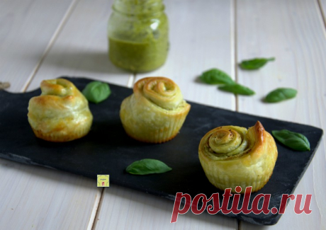 Rose di sfoglia al pesto, antipasto facile e veloce con soli 3 ingredienti Le rose di sfoglia al pesto sono dei deliziosi antipasti finger food, facile e veloci da fare, con solo tre ingredienti e molto gustosi.