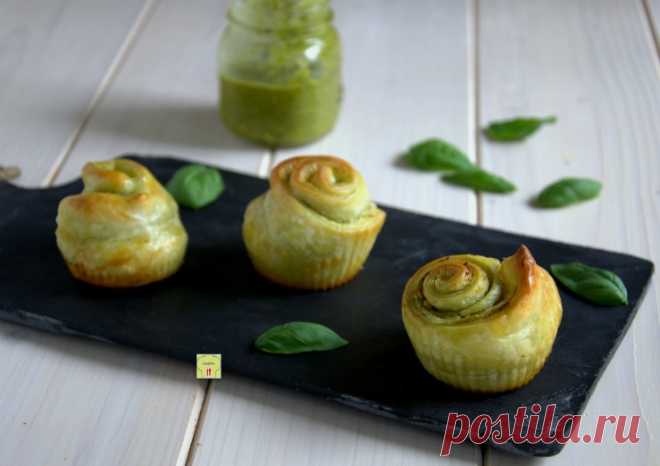 Rose di sfoglia al pesto, antipasto facile e veloce con soli 3 ingredienti Le rose di sfoglia al pesto sono dei deliziosi antipasti finger food, facile e veloci da fare, con solo tre ingredienti e molto gustosi.