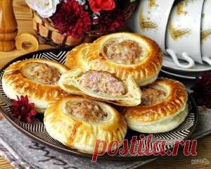 Гусарики — это открытый пирожок, сделанный из слоенного или дрожжевого слоенного теста. В качестве начинки выступает свиной или свино-говяжий фарш с луком и морковью. Очень рекомендую попробовать!
Ингредиенты:
Слоенное тесто — 500 Грамм
Фарш мясной — 300 Грамм
Лук — 1 Штука
Морковь — 1 Штука
Яйцо — 1 Штука
Соль — - По вкусу
Перец черный молотый — - По вкусу
Количество порций: 4
Как приготовить:
1. Слоенное тесто разморозьте при комнатной температуре, разверните на столе. Лук и морковь очистит