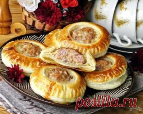 Гусарики — это открытый пирожок, сделанный из слоенного или дрожжевого слоенного теста. В качестве начинки выступает свиной или свино-говяжий фарш с луком и морковью. Очень рекомендую попробовать!
Ингредиенты:
Слоенное тесто — 500 Грамм
Фарш мясной — 300 Грамм
Лук — 1 Штука
Морковь — 1 Штука
Яйцо — 1 Штука
Соль — - По вкусу
Перец черный молотый — - По вкусу
Количество порций: 4
Как приготовить:
1. Слоенное тесто разморозьте при комнатной температуре, разверните на столе. Лук и морковь очистит