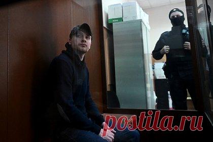 Обвиняемый в подрыве машины российского писателя остался в СИЗО. Басманный суд Москвы продлил до 6 января срок ареста Александра Пермякова, обвиняемого в подрыве автомобиля с писателем Захаром Прилепиным. Решение принято по соответствующему ходатайству следователя. Мужчина останется в СИЗО. Ему вменяют статьи 205 («Теракт») и 222 («Незаконный оборот оружия») УК РФ.