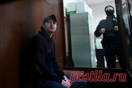 Обвиняемый в подрыве машины российского писателя остался в СИЗО. Басманный суд Москвы продлил до 6 января срок ареста Александра Пермякова, обвиняемого в подрыве автомобиля с писателем Захаром Прилепиным. Решение принято по соответствующему ходатайству следователя. Мужчина останется в СИЗО. Ему вменяют статьи 205 («Теракт») и 222 («Незаконный оборот оружия») УК РФ.