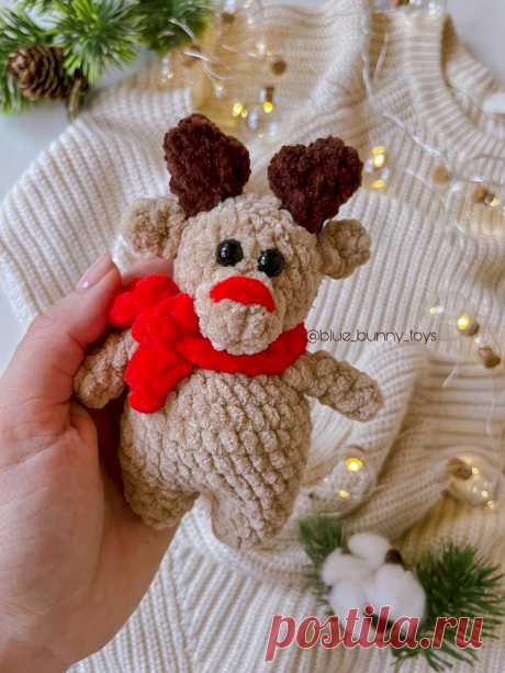 PDF Олень в шарфике крючком. FREE crochet pattern; Аmigurumi animal patterns. Амигуруми схемы и описания на русском. Вязаные игрушки и поделки своими руками #amimore - маленький олень к Новому году, новогодний оленёнок из плюшевой пряжи, рождественский олень.