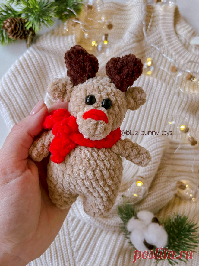 PDF Олень в шарфике крючком. FREE crochet pattern; Аmigurumi animal patterns. Амигуруми схемы и описания на русском. Вязаные игрушки и поделки своими руками #amimore - маленький олень к Новому году, новогодний оленёнок из плюшевой пряжи, рождественский олень.