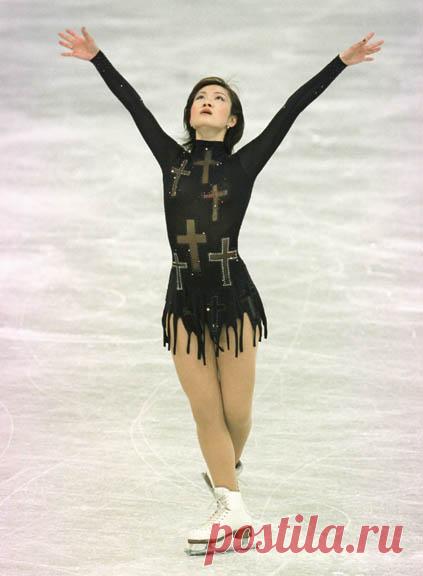 очень красивое платье, полное драматизма