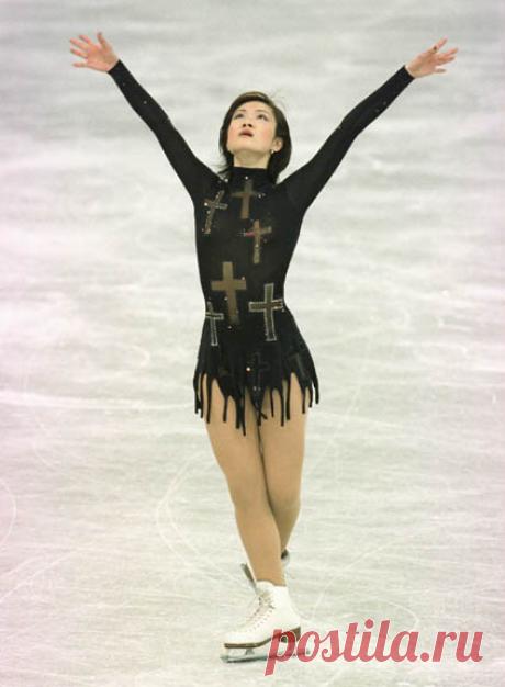 очень красивое платье, полное драматизма