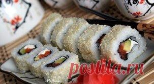 ДОМАШНИЕ РОЛЛЫ 
Люблю этот рецепт 
ИНГРЕДИЕНТЫ:
 нори - половина листа; 
 рис - 1 горсть; 
 слабосоленые форель или сёмга - 1 порционный кусочек; 
 творожный сыр - примерно 1 ст. ложка; 
 авокадо или огурец - кусочки продолговатой формы; 
 кунжут. 
ПРИГОТОВЛЕНИЕ:
Рис для роллов сварить по правилам: промыть в холодной воде, залить водой в соотношении на 1 часть риса 1,25 части воды, довести до закипания, убавить огонь, закрыть крышкой и не открывать 14 минут, потом снять с огня, можно при желан