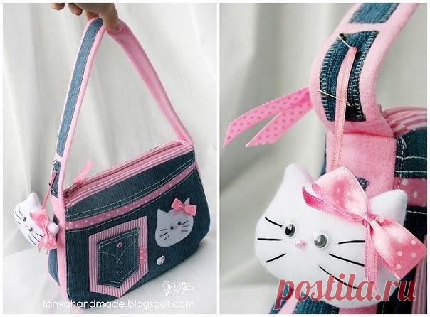 Сумочка для девочки HELLO KITTY. Выкройка.

Материалы:
-джинс
-флис
-трикотаж (в полоску и горошек)
-бязь для подкладки.