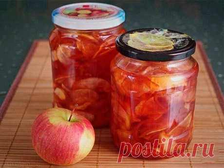 Два потрясающих рецепта варенья из яблок!  
 
 Варенье из яблок с лимонами и апельсинами.  
 Вам потребуется:  
- 1 кг яблок;  
- 1 лимон;  
- 1 кг сахара;  
- 1 ч. ложка корицы или ванилина.  
 Яблоки режем аккуратными дольками, из лимона обязательно удаляем косточки (иначе варенье будет неприятно горчить) и режем кружочками. Если у вас яблоки неразваривающихся, жестких сортов (такие сорта очень хорошо подходят для заготовок), то лучше сварить сироп из 1 кг сахара и 0.5 с...