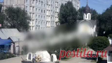 Пенсионера оштрафовали за оставленную на памятнике &quot;Черный тюльпан&quot; фамилию друга. Жителя Астрахани, оставившего фломастером надпись на памятнике, задержали за мелкое хулиганство, сообщили в полиции региона. Инцидент произошел в Советском районе города на территории Аллеи Воинов-интернационалистов. На записи видно, как ...