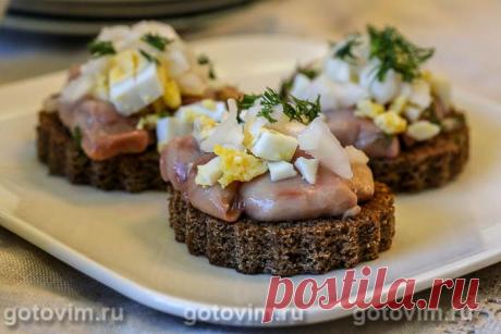 Бутерброд с молоками сельди.