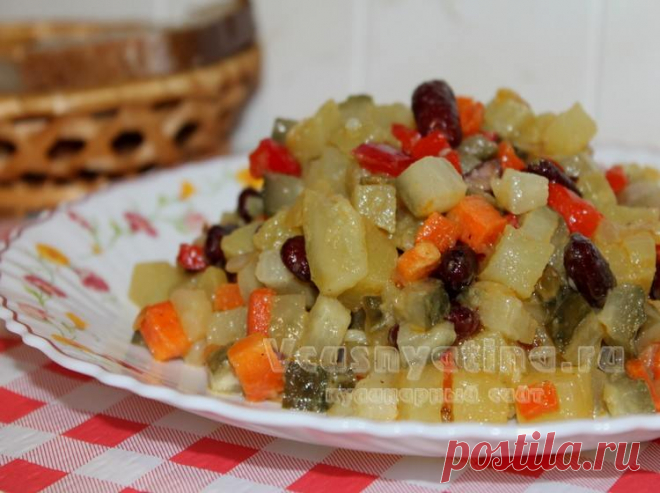Постный салат с фасолью и овощами: рецепт с фото Постный салат с фасолью и овощами получается сытным и очень вкусным. Приготовить его вы сможете по нашему рецепту с фото.