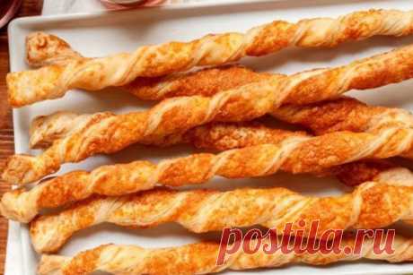 Сырные палочки к супу

Любой суп станет еще вкуснее, если подать его с такими хрустящими сырными палочками! Мы их готовим из песочного теста, но вы можете использовать слоеное. Кстати, такие палочки — прекрасная альтернатива хлебу, когда вы накрываете стол с закусками или готовитесь к фуршету.