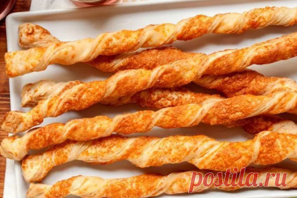 Сырные палочки к супу

Любой суп станет еще вкуснее, если подать его с такими хрустящими сырными палочками! Мы их готовим из песочного теста, но вы можете использовать слоеное. Кстати, такие палочки — прекрасная альтернатива хлебу, когда вы накрываете стол с закусками или готовитесь к фуршету.