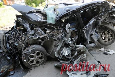 Российские школьники прокатились на машине без прав и погибли. В Октябрьском районе Челябинской области три школьника решили прокатиться на машине без прав, двое из них погибли. Третьего пассажира госпитализировали, позже медики диагностировали у подростка различные травмы. Сотрудники полиции начали выяснять обстоятельства случившегося.