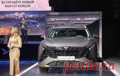 В России продажи китайского кроссовера Kaiyi X7 Kunlun начнутся в январе 2024 года. Автомобиль в комплектации 1,6 турбо Comfort стартует с суммы ниже 3 млн рублей, сообщил руководитель департамента развития модельного ряда Kaiyi в РФ Иван Бычков