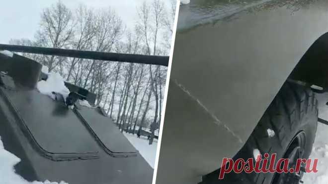 В российском поселке вандалы испортили бронетранспортер-памятник. В Новосибирской области неизвестные испортили недавно установленный бронетранспортер-памятник. Об этом сообщает сообщество "Краснозерская Новь" во "ВКонтакте". По информации сообщества, инцидент произошел в Парке ...