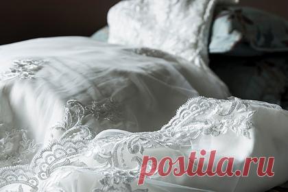 Невеста продала свадебное платье за бесценок после измены жениха с родственницей. Жительница Шотландии отказалась от свадьбы и продала подвенечный наряд за бесценок после того, как жених изменил ей с ее родственницей. Анонимная невеста объяснила, что купила на церемонию бракосочетания белое платье длины макси без рукавов бренда Bows & Bells стоимостью 500 фунтов стерлингов (52,2 тысячи рублей).