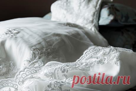 Невеста продала свадебное платье за бесценок после измены жениха с родственницей. Жительница Шотландии отказалась от свадьбы и продала подвенечный наряд за бесценок после того, как жених изменил ей с ее родственницей. Анонимная невеста объяснила, что купила на церемонию бракосочетания белое платье длины макси без рукавов бренда Bows &amp; Bells стоимостью 500 фунтов стерлингов (52,2 тысячи рублей).