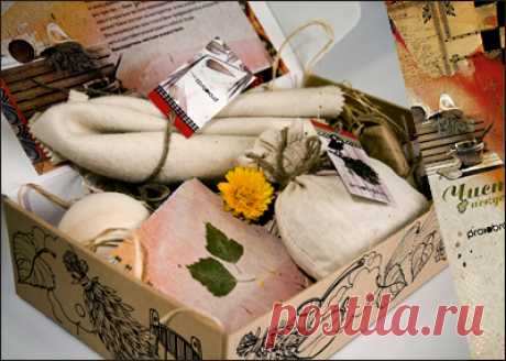 Выбираем банные наборы для мужчин и женщин.
Что собой представляют банные наборы? Какие банные принадлежности могут в них входить? Как правильно выбрать именно тот банный набор, который порадует и женщину, и мужчину? А если у Вашего близкого или знакомого День рождения, может быть в качестве подарка выбрать подарочный набор для бани?