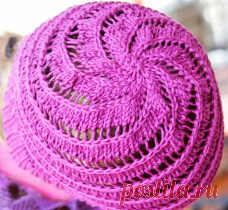 Ажурная шапочка со спиральным узором