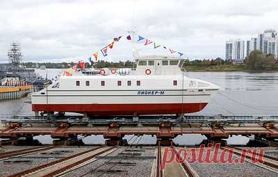 Научно-исследовательское судно "Пионер-М" спустили на воду в Петербурге. Судно прибудет в порт приписки - Севастополь - весной 2022 года Судно имеет класс ARC7, который предполагает полную автономность плавания. Длина корабля составляет более 100 метров, ширина - 17 метров. Как сообщает корреспондент телеканала 