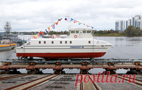 Научно-исследовательское судно &quot;Пионер-М&quot; спустили на воду в Петербурге. Судно прибудет в порт приписки - Севастополь - весной 2022 года Судно имеет класс ARC7, который предполагает полную автономность плавания. Длина корабля составляет более 100 метров, ширина - 17 метров. Как сообщает корреспондент телеканала "Санкт-Петербург", в ходе торжественной церемонии спуска на воду присутствовал врио губернатора Петербурга Беглов. Он также отметил, что сейчас идет работа по проектированию п…