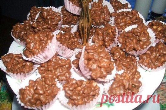 Быстрые шоколадные хрустелки с изюмом
Ингредиенты:
шоколад молочный 150 г
изюм 60 г
хлопья кукурузные 50 г
Приготовление:
1 На приготовление вкусного десерта уходит минут десять. Поломать шоколадку на куски, растопить в микроволновой печи. Кукурузные хлопья руками размять, чтобы получились очень мелкие хрустящие кусочки. Соединить измельченные хлопья и изюм. Растаявший шоколад с помощью ложки превратить в однородную смесь.
2 В посуду с шоколадом пересыпать смесь изюма с хл...