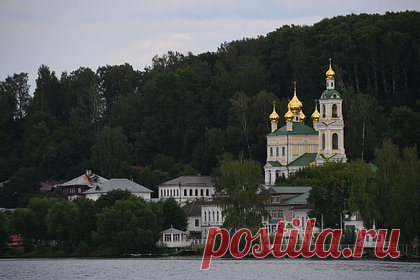 Назван аналог Монте-Карло в российской глубинке. Город Плес в Ивановской области стал популярным местом отдыха среди российских богачей и был назван вторым Монте-Карло. Журналистка KP.RU отметила, что не смогла найти отель средней категории, когда планировала поездку в город на Волге. По ее словам, свободные места остались только в пансионате и бутик-отеле.