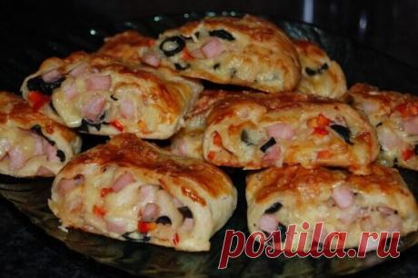 Готовим изумительные слойки-рулетики
Надо взять:
Слоёное тесто (дрожжевое) — 500 грамм
Ветчина — 200 грамм
Сыр твердых сортов — 100–150 грамм
Веточки укропа — 2–3 шт.
Майонез — 2 ст. л.
Яйцо — 1 шт.
Кунжут — 1 ст. л.
Приготовление:
1. Подготовьте все необходимые ингредиенты. Готовое слоено-дрожжевое тесто слегка разморозьте, чтобы с ним удобно было работать.
2. Подготовьте начинку. Ветчину и сыр натрите на крупной терке.
3. Мелко порубите укроп, смешайте его с майонезом.
4. Пласт теста раска