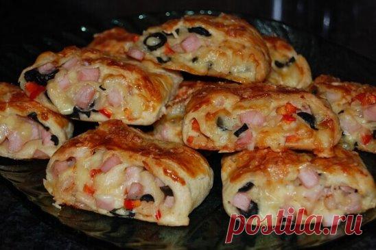 Готовим изумительные слойки-рулетики
Надо взять:
Слоёное тесто (дрожжевое) — 500 грамм
Ветчина — 200 грамм
Сыр твердых сортов — 100–150 грамм
Веточки укропа — 2–3 шт.
Майонез — 2 ст. л.
Яйцо — 1 шт.
Кунжут — 1 ст. л.
Приготовление:
1. Подготовьте все необходимые ингредиенты. Готовое слоено-дрожжевое тесто слегка разморозьте, чтобы с ним удобно было работать.
2. Подготовьте начинку. Ветчину и сыр натрите на крупной терке.
3. Мелко порубите укроп, смешайте его с майонезом.
4. Пласт теста раска