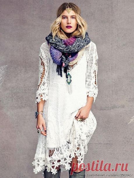 Шурша шелками и кружевом.