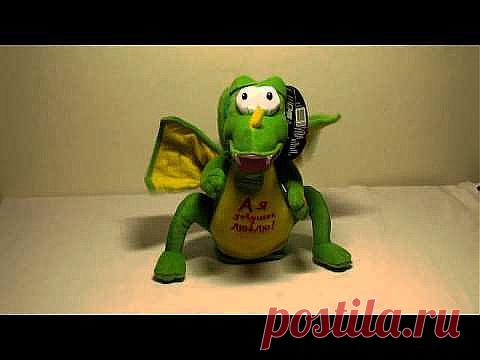 Поющая игрушка «Дракончик Кузьма Кузьмич» от компании «Музыкальные подарки» больше подойдет в качестве подарка для взрослого человека. Задорный дракончик исполняет песню «А я девушек люблю!» голосом известного артиста Олега Газманова, при этом открывает рот в такт музыке и от полноты чувств машет крыльями.