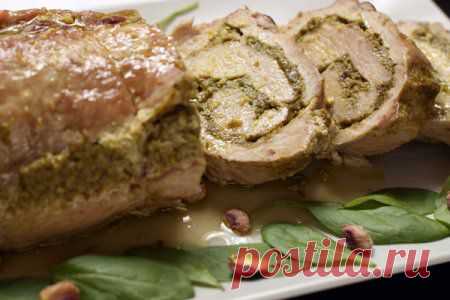 Рулет из свинины с фисташками