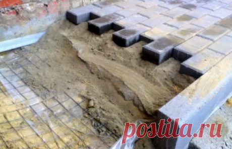 Цементно-песчаная смесь под брусчатку

Для основания дорожки берут песок или щебень. По отдельности песок и щебень быстро вымываются из под плитки, и дорожка расходится, поэтому используют смесь цемента и песка. Почему именно цементно-песчаную смесь, а не один цемент? На бетонном основании будет скапливаться вода, зимой она замерзнет, весной плитка отклеится от основания. Смесь песка и цемента обеспечивает лучшее сцепление материала. В магазинах продаются сухие готовые сме...