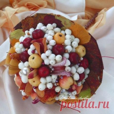 В клеевой технике...иногда используются не только флористические клеи, но и более мощные и тяжелые строительные составы. Особенно, когда речь идет о ягодах и плодах.