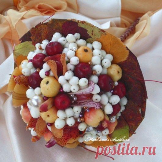 В клеевой технике...иногда используются не только флористические клеи, но и более мощные и тяжелые строительные составы. Особенно, когда речь идет о ягодах и плодах.