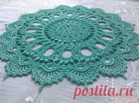 Вязание крючком
Прекрасная и оригинальная салфетка “Splendid” в переводе с итал. (великолепная) – это универсальная модель которую можно применить в интерьере как маленькую салфетку для чайного столика или шикарный ковер в спальне.
Размер: D – 26 см