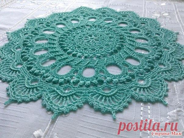 Вязание крючком
Прекрасная и оригинальная салфетка “Splendid” в переводе с итал. (великолепная) – это универсальная модель которую можно применить в интерьере как маленькую салфетку для чайного столика или шикарный ковер в спальне. 

Размер: D – 26 см