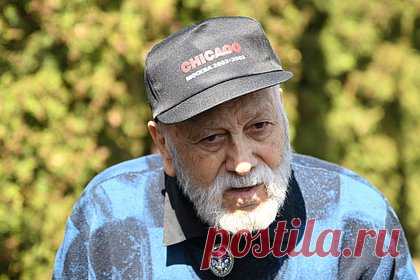Стало известно о новом диагнозе 91-летнего отца Киркорова. Стало известно о диагнозе отца эстрадного исполнителя Филиппа Киркорова, певца Бедроса Киркорова. Медики выявили у артиста стеноз аортального клапана, из-за чего Киркорову-старшему может потребоваться операция на сердце. Ситуацию осложняет застойная сердечная недостаточность певца, врачи опасаются за его состояние.